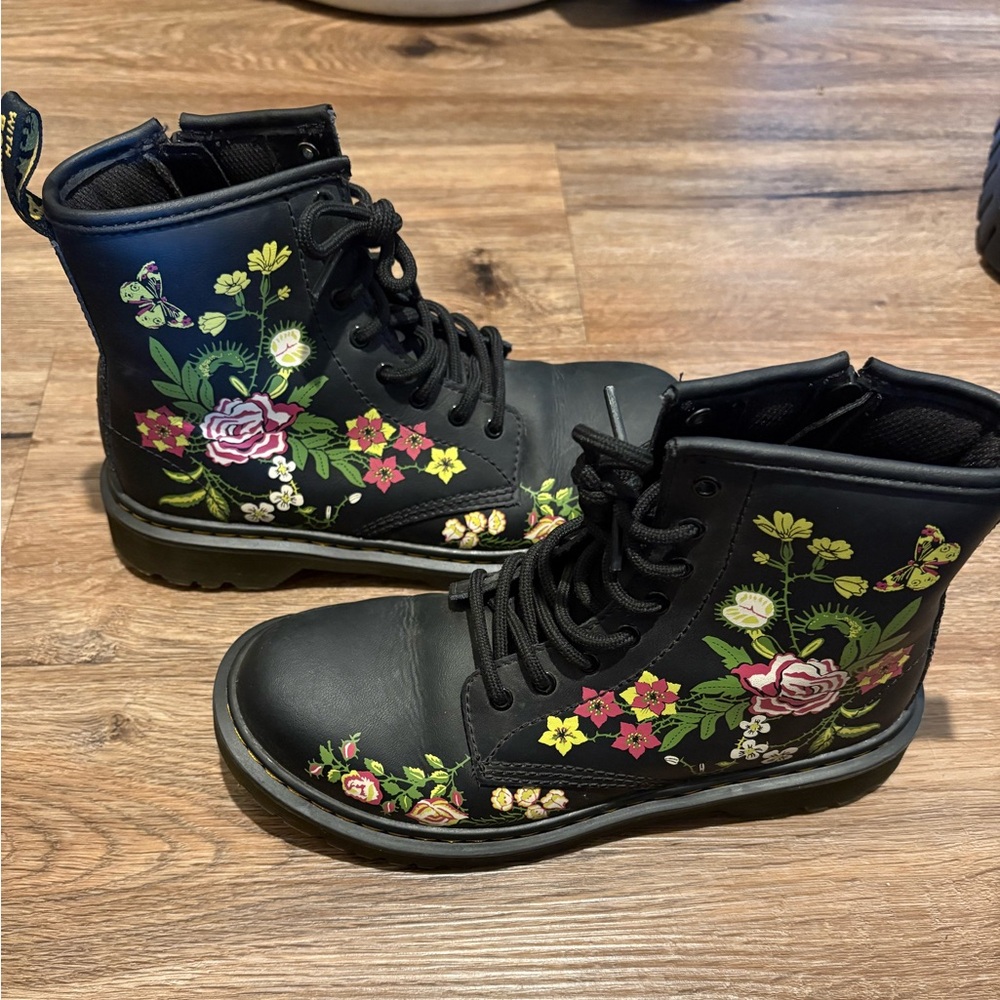 Girls dr. marten flower boots